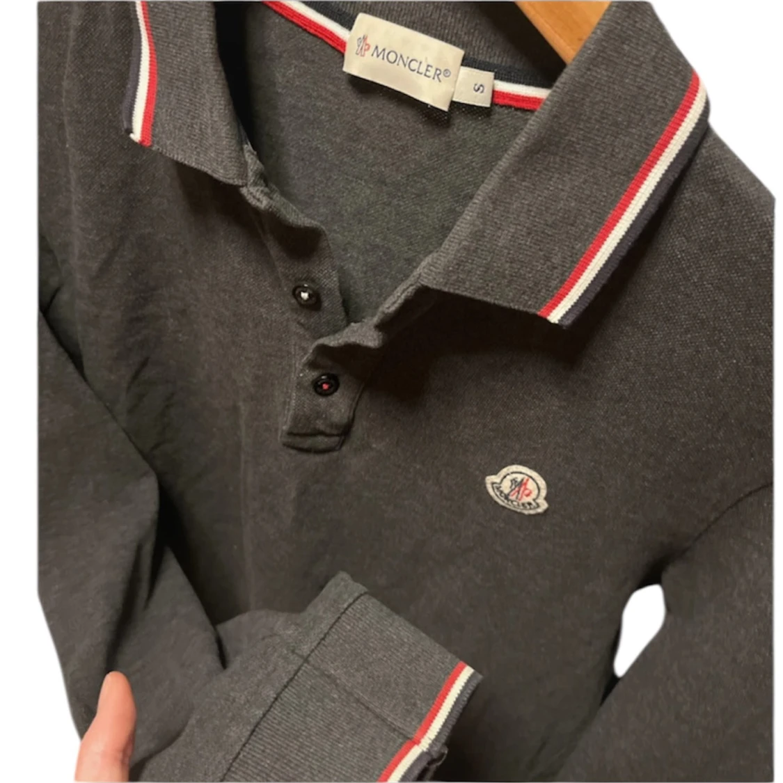 Mörkgrå Moncler pikétröja med logga - 1