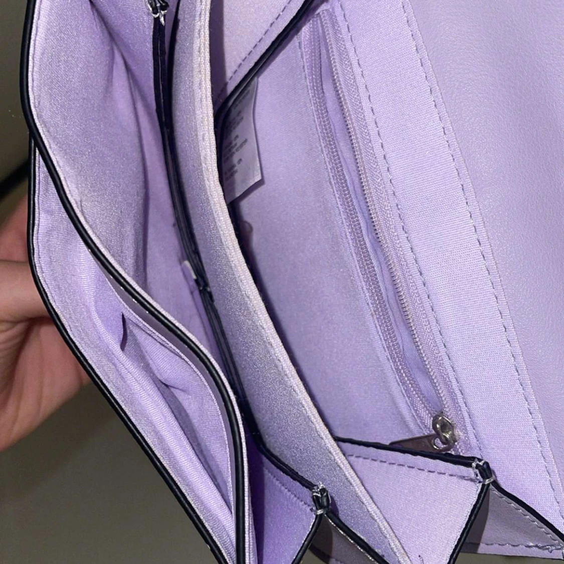 Ljuslila axelväska med silverdetalj - 3