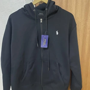 Två koftor! En polo Ralph lauren kofta och en stone island kofta - Säljer båda koftorna tillsammans, om man vill köpa dom enskilda finns det även på min profil, kolla gärna i min profil för mer bilder och info! Skriv om det är något ni undrar