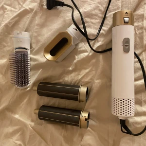 Multistyler för hår med tillbehör - Säljer min multistyler för hår med flera utbytbara tillbehör: två svarta locktillbehör, en fönmunstycke och en borste. Perfekt för att skapa olika frisyrer hemma. Elektrisk med sladd. Säljer pga att jag inte använder den.