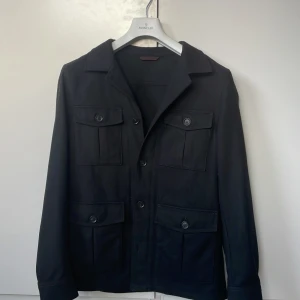 Oscar Jacobson jacka - Sjukt snygg Oscar Jacobson Safari jacket! | Passar perfekt till allt och går att ha som både jacka och overshirt inomhus. | Riktigt exklusiv där märket säger allt😉| Modellen på bilden är 185. | Hör av er vid frågor!🌟