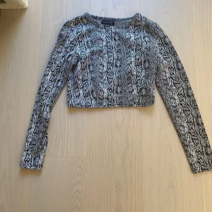 Amisu tröja  - Mönstra tröja. Normal i storlek i fint använt skick. 