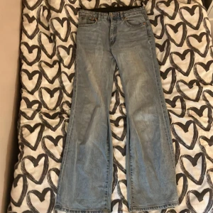 Lager 157 ljusblå bootcut jeans - Säljer ett par klassiska Levi's 517 jeans i ljusblå tvätt. De har bootcut passform med raka ben som blir vidare nertill, fem fickor och snygga slitningar för en vintage vibe. Perfekta om du gillar retrostil och vill ha ett par jeans som sticker ut.