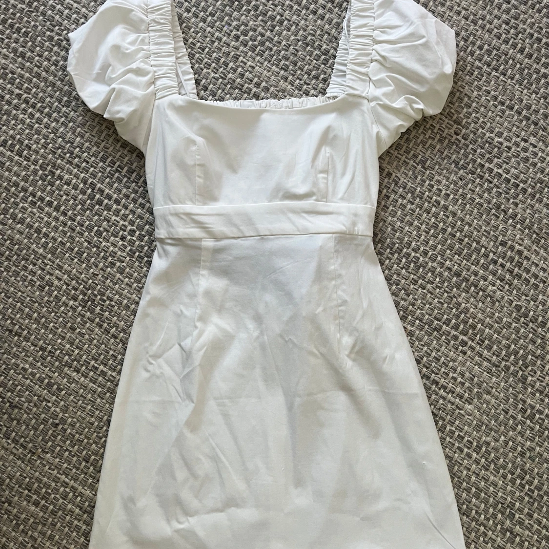 Vit kort puffärmad klänning Stradivarius