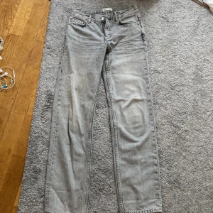 Grå raka jeans från Gina tricot - Raka grå jeans från Gina tricot. Oklart hur många gånger de är använda. 