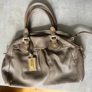 Marc jacobs classic q groovy 2way bag - Brun/khaki marc jacobs väska! Har lite slitage som knappast synns men kontakta mig angående det! Jag kan mötas upp :) Kontakta gärna för andra frågor också ❣️