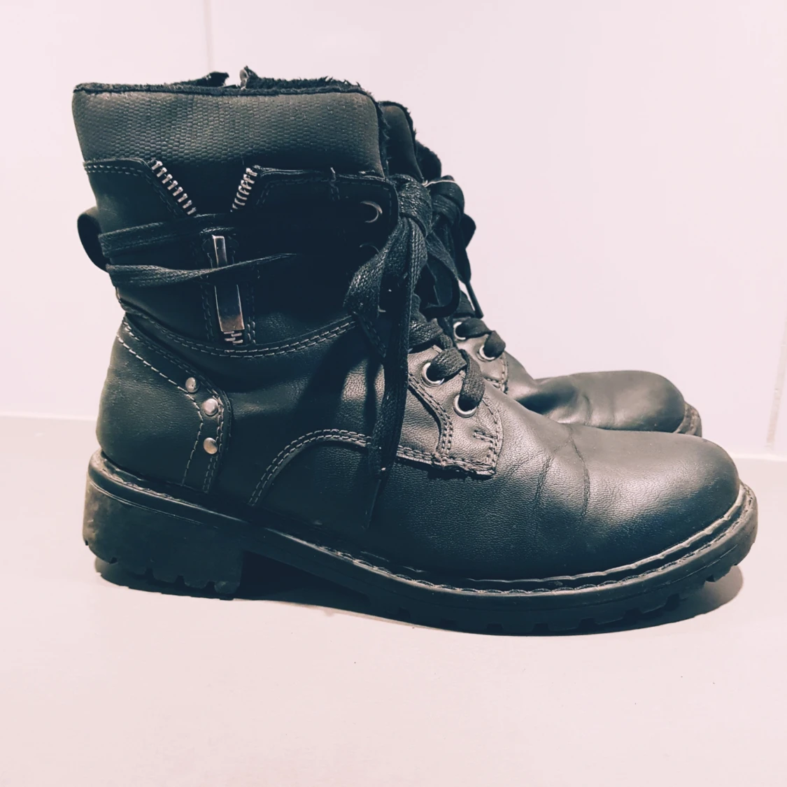 Svarta kängor med snörning strl 37 - 1