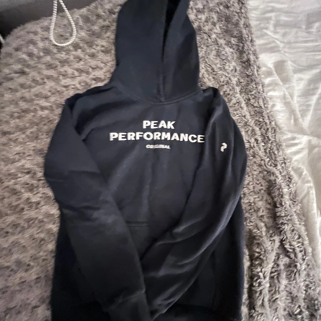 Svart hoodie från Peak Performance