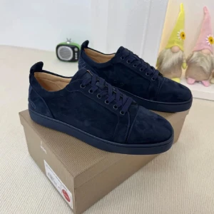 Christian Louboutin - Snygga mörkblå sneakers från Christian Louboutin i lyxig mocka med ton-i-ton snörning och diskret broderad logga på hälen. Skorna har rund tå, platt sula och klassisk siluett som ger en clean och stilren look. Den ör äkta 