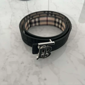 Burbery bälte  - Färg svart storlek 115