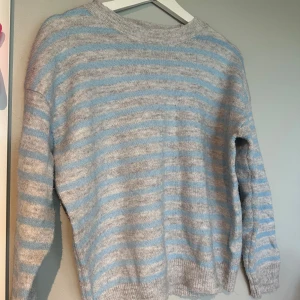 Randig stickad tröja Gina Tricot - Mysig stickad tröja från Gina Tricot. Riktigt skön och sitter jätte fint. Perfekt för dig som gillar en chill och enkel stil. Är i 146/152 men skulle säga att den är ganska stor i storlek så passar XS/S