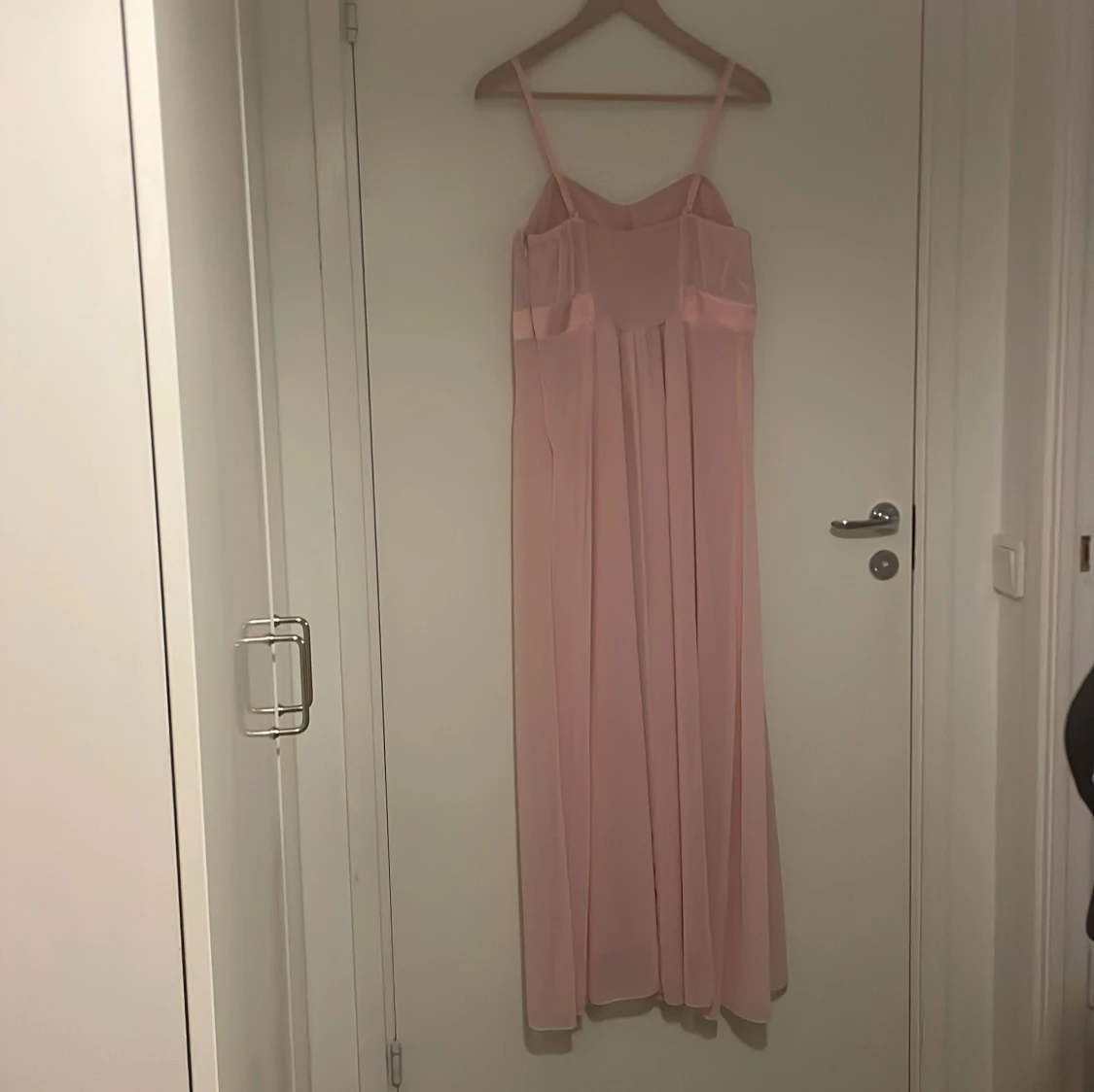 Ljusrosa långklänning med blomdetalj - 1