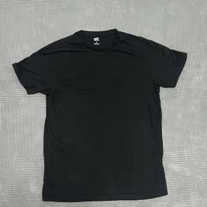 Svart basic t-shirt från 157 - 2 Enkel svart t-shirt från 157 i 100% bomull. Klassisk passform med rund hals och korta ärmar. Perfekt för dig som gillar stilrena och bekväma plagg. OBS! Köp 2 tröjor FÖR 45kr