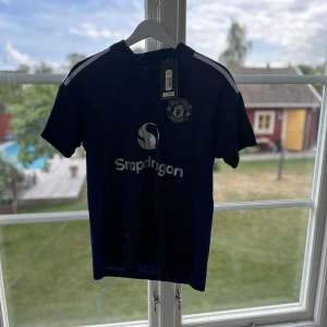 Manchester United blå matchtröja  - Man United tröja. Aldrig använd helt ny. Storlek S men lite stor i storleken. 