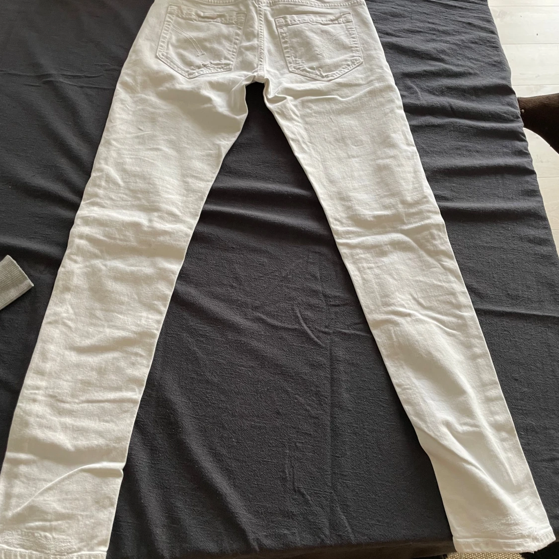 Vita skinny jeans med slitningar