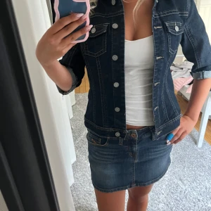 Mörkblå trekvartsärmad jeansjacka  - Jätte snyg trekvartsärmad jeansjacka, ärmarna är klippta så dem är lite fransade men inga defekter 