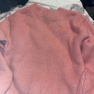 Stickad rosa tröja💕 - Mysig stickad tröja i rosa den är långärmad och enkel design som funkar till det mesta.