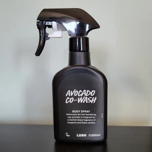 Lush Avocado Co-Wash Body Spray - Endast testat något enstaka sprut, så i princip full. Sägs påminna om supermilk, men kan inte intyga då jag inte testat supermilk. För mig doftar den citrongodis och vanilj 🍋 200ml, nypris är 395 SEK. 🌸