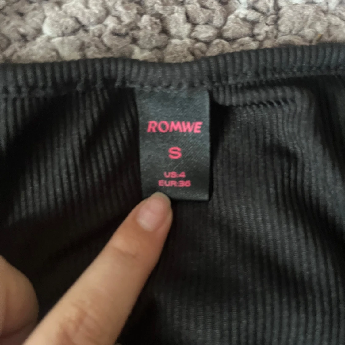 Svart ribbad topp från Romwe - 2