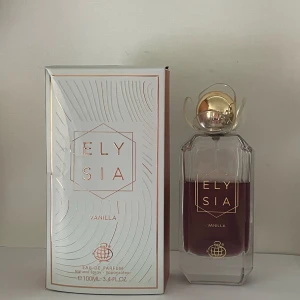 Elysia Vanilla fragrance world  - Elysia Vanilla är en parfym inspirerad av Vanilla 28.. Den har noter av Top notes are Vanilla Orchid and Jasmine; middle notes are Brown sugar and Tonka Bean; base notes are Amber, Amberwood, Musk and Patchouli.. 100ml flaska skulle tippa 60 ml kvar. Se bild! 