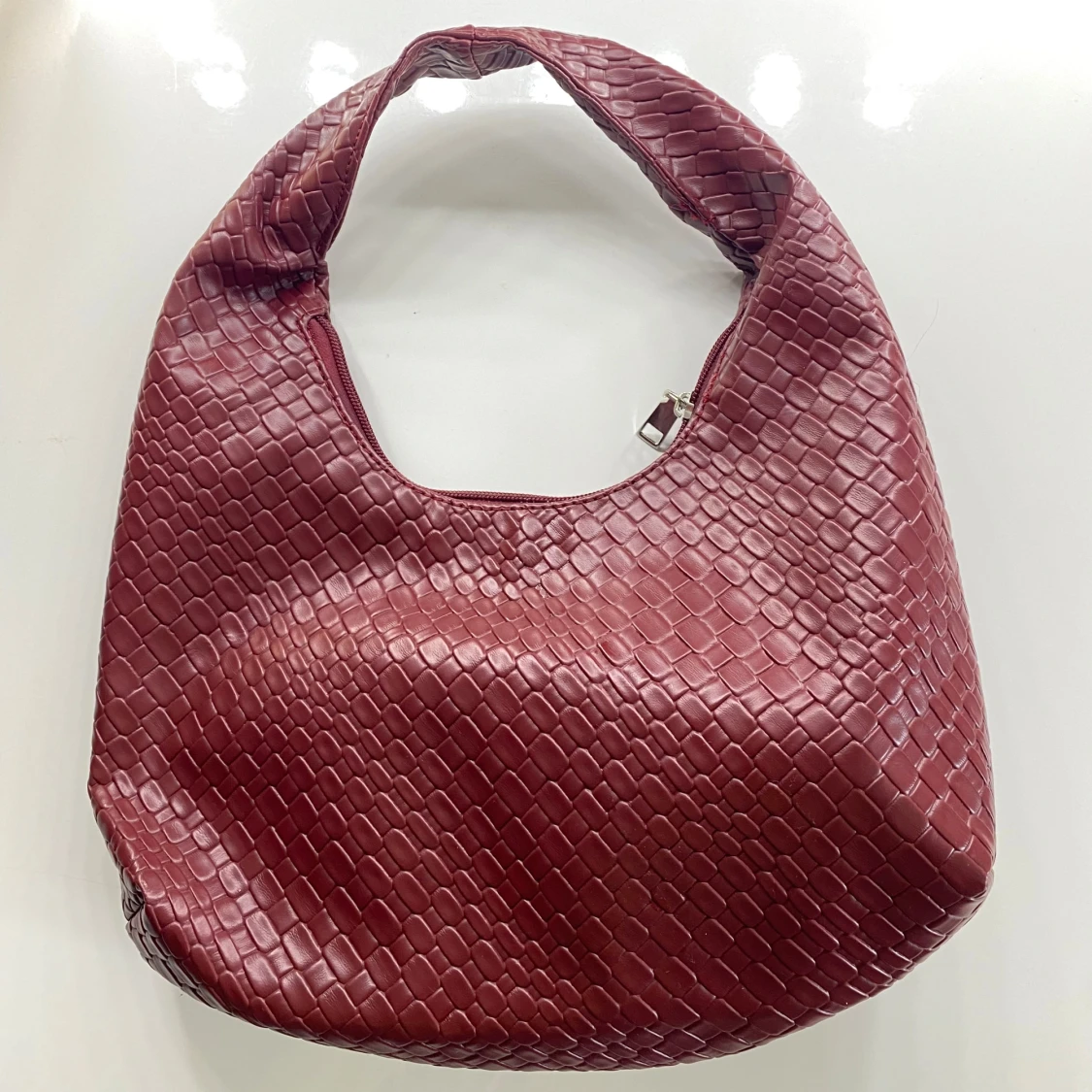 Vinröd axelväska i skinnimitation