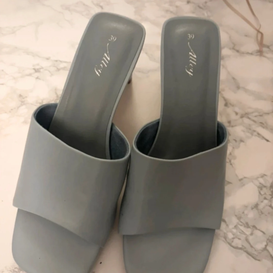 Ljusblå klackade sandaler från Alley - 1