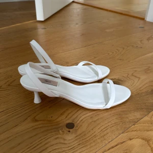 Vita slingbacks - Stilrena vita klackar från Nelly. Strl 37. Använda en gång. Pris 100 kr. 