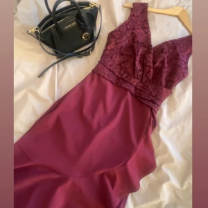 Vinröd långklänning med spetsdetaljer - Elegant vinröd klänning. Använde själv denna som balklänning. Skriv för fler bilder 😊pris går eventuellt att diskutera 