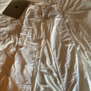 Vita cargopants med raka ben - Snygga vita cargopants med raka ben och stora fickor på sidorna. Aldrig använda (pris går alltid att diskutera) 