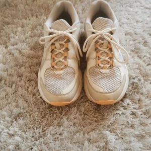 Beige chunky sneakers med meshdetaljer från SOC - Snygga chunky sneakers i beige med vita och ljusgula detaljer. Ovandelen är i mesh och syntet, vilket ger en sportig vibe. Skorna har snörning och en rejäl sula som ger extra komfort. Perfekta för dig som gillar en clean och modern look.