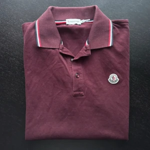 Moncler pike  - Snygg vinröd pikétröja från Moncler i super skick inga defekter. Storlek M passar även om man har S, pris kan diskuteras, skriv om ni undrar över något! 😇