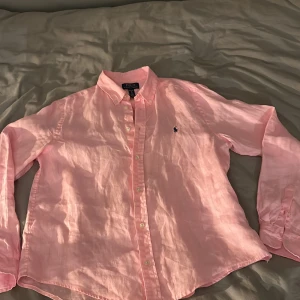 Rosa skjorta från Ralph Lauren - Tjenare! Säljer nu min snygga Ralph Lauren linne skjorta. Storlek XL barn storlek men passar om du är 168-173. Väldigt fint skick inga skavanker. Hör av er vid frågor eller funderingar priset går att diskutera!!