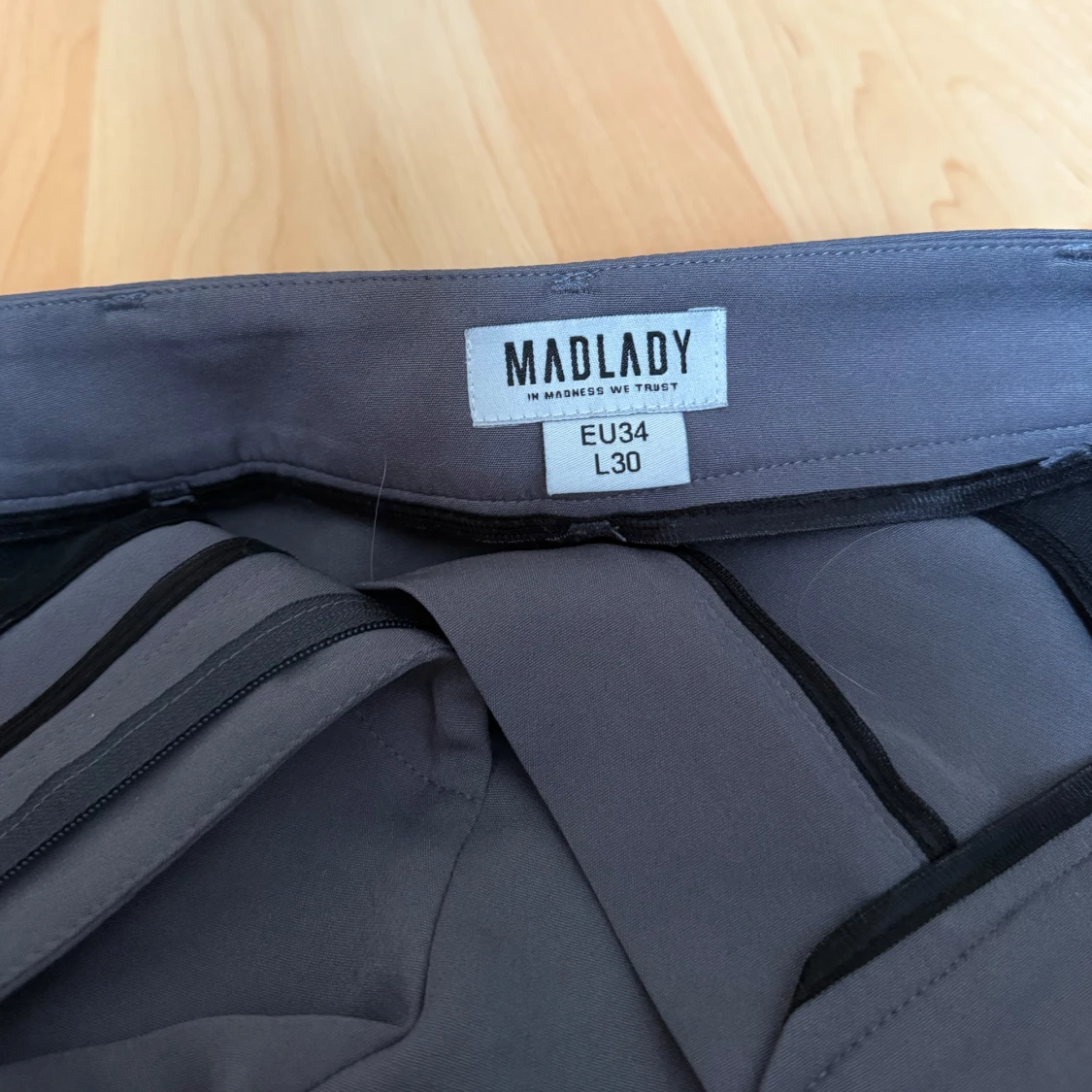 Grå wide kostymbyxor från Madlady - 2