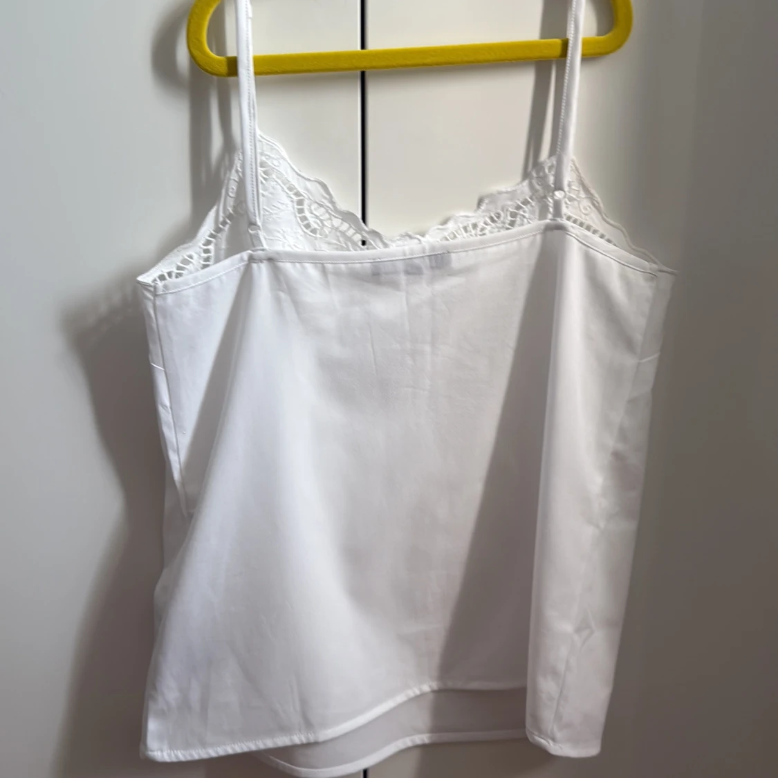 Vit linnetopp med spetsdetaljer - 1