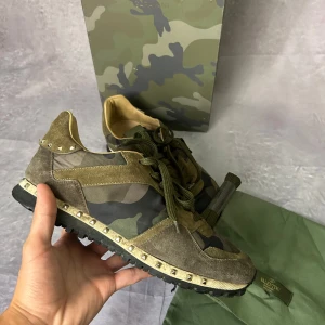 Valentino rockrunners -  Mycket fint skick | Size 43 | fraktar spårbart inom 24 timmar | för att köpa klicka ”köp nu” | vid frågor eller funderingar skriv en meddelande |