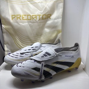 Adidas Predator  RTG vit/guld - Adidas Predator  Hybridtouch-material.     43 1/3.  Med påse använda en gång 