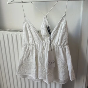 Vit Zara topp - Sprillans nytt linne från Zara. Fina broderade detaljer