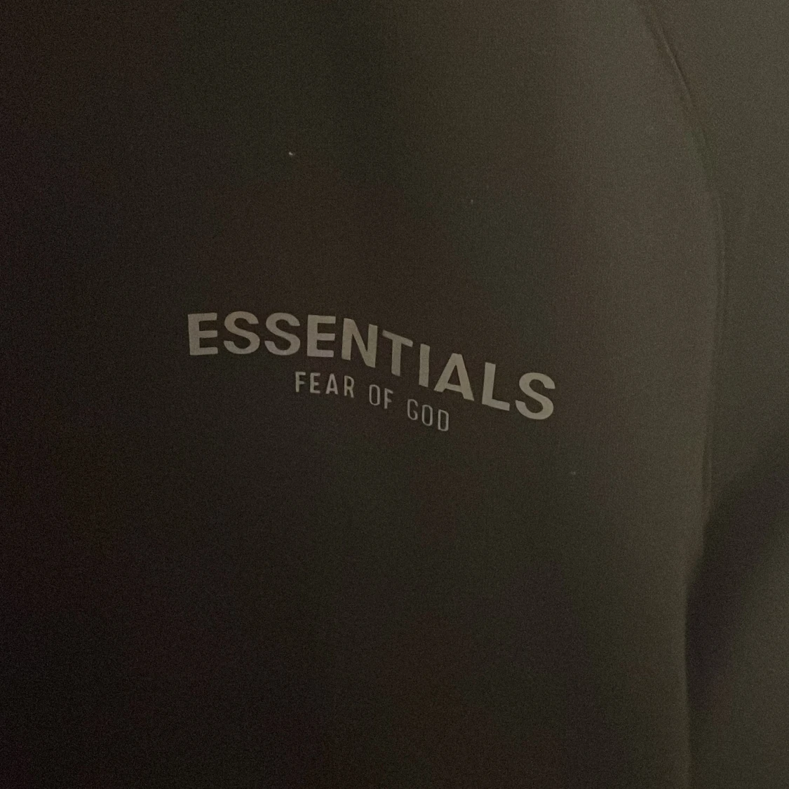 Svart hoodie från Essentials - 1