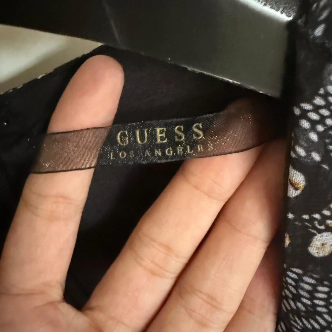 Svart mönstrad kortklänning Guess - 2