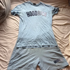 Ljusblå set från Hoodrich - Storlek xs tröja storlek L shorts 