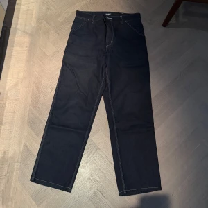 Carhart Wip - Mörkblå Carhart wip jeans som är använda typ 1 gång. Nypris 1500.