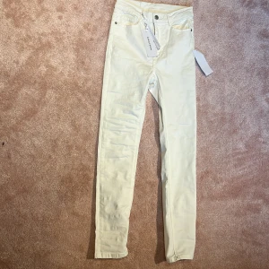 Vita 3/4-dels skinny jeans från Bubbleroom - Snygga vita skinny jeans från Bubbelroom som är 3/4dels längd på, alltså capri-byxor!  Byxorna har smal passform och är tillverkade i ett stretchigt bomullsmaterial som sitter tajt längs benen. Perfekta för en clean och fräsch look.⭐️ De är småa i storleken/benen.  (katter finns i hemmet)