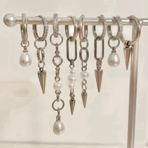 Örhängen  - Utförsäljning!!!💓💓💓 egengjorda örhängen i rostfritt stål. 119 kr/par, men går att kombinera två olika örhängen i ett par 