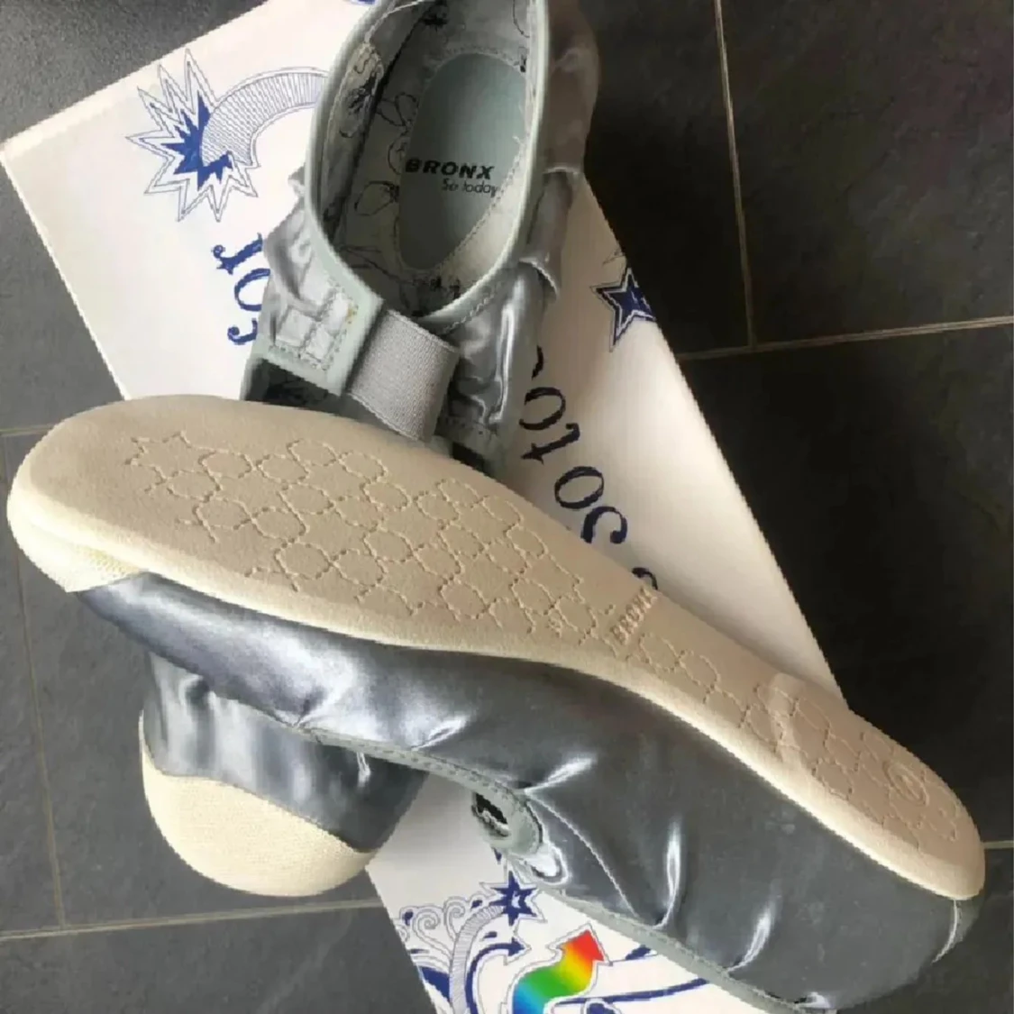 Silvriga ballerinaskor från Bronx - 1