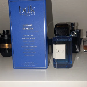 BDK Parfums Citrus Riviera EdP 100ml - Bdk citrus riviera, ungefär 90-95ml kvar utav 100. Har inte använt den så mycket. Pressurized atomizer och doftar fräscht likt namnet. Mycket bra skick inga defekter och en fin parfym. 
