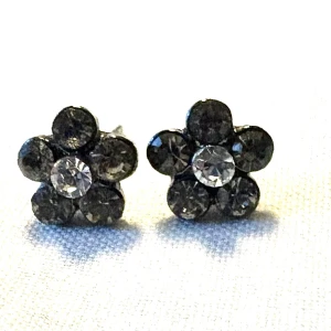 Örhängen swarowskikristaller - Väldigt vackra örhängen med glittrande kristaller . 0,8 mm i diameter . 