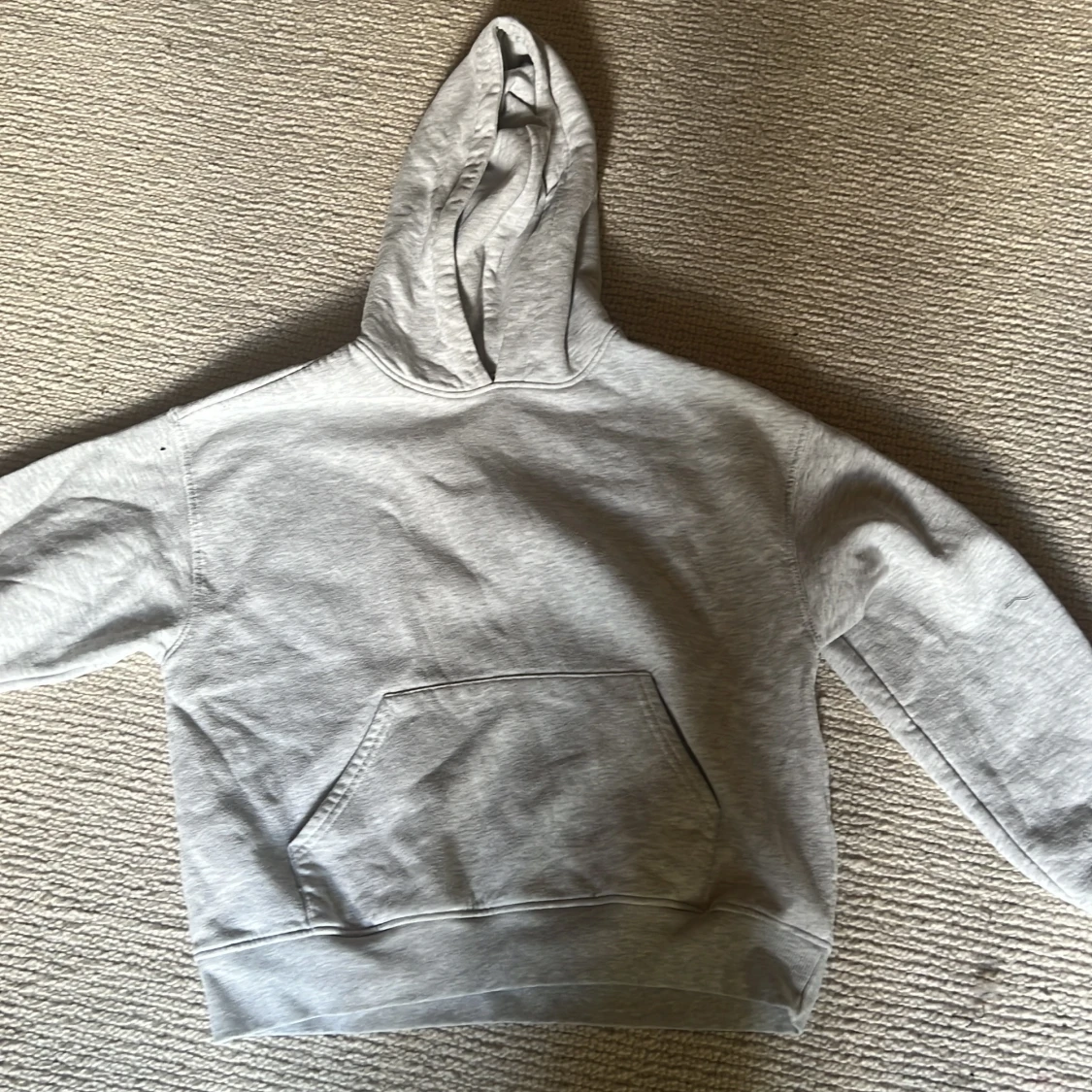 Grå hoodie från Gina Tricot XS