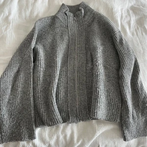 Grå stickad kofta med dragkedja - Mysig grå stickad kofta med hel dragkedja från Lager 157 i storlek S 🩶