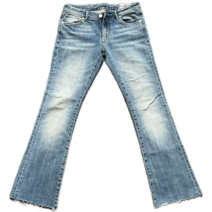 Crocker  Pep Boot ljusblå bootcut jeans - Super snygga jeans i perfekt jeansblå färg, lågmidjade och bootcut i storlek w28 l32  🥰 Midjemått 36cm, innerbenslängd 71cm 