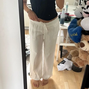 Vita linnebyxor med snörning - Säljer mina Alobha vita linnebyxor med bred resår i midjan. Perfekta på mig som är 175cm lång😊Slutsålda! 